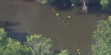Hombre se ahoga salvando a sus tres hijos; infantes lograron sobrevivir