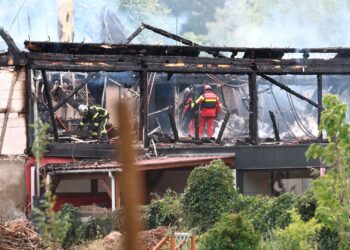 Francia: Investigan como homicidios las 11 muertes en incendio de albergue sin permisos
