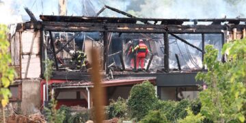 Francia: Investigan como homicidios las 11 muertes en incendio de albergue sin permisos