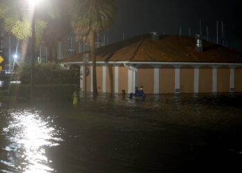 Huracán Idalia golpea Florida inundando calles, rompiendo árboles y cortando energía