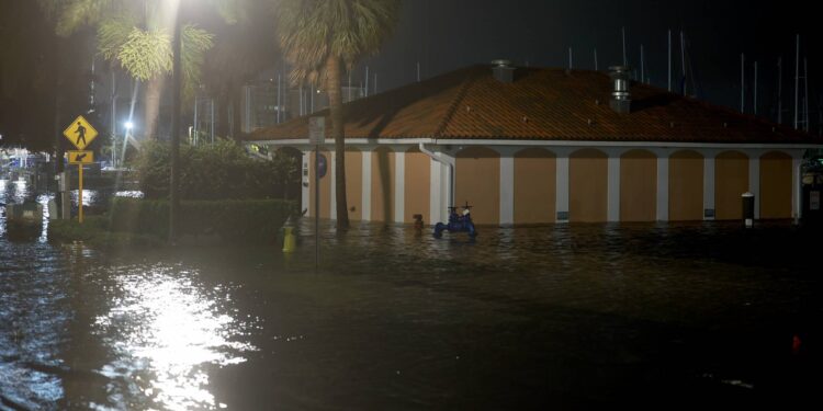 Huracán Idalia golpea Florida inundando calles, rompiendo árboles y cortando energía