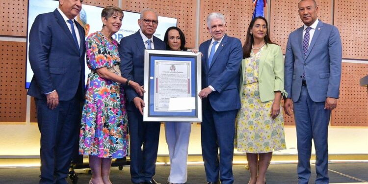 Senado reconoce trayectoria del cirujano Rafael Sánchez Español