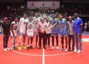 Candidato a diputado Victor Pavon realiza saque de honor en torneo de baloncesto.