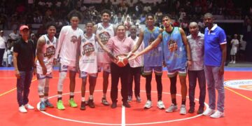 Candidato a diputado Victor Pavon realiza saque de honor en torneo de baloncesto.