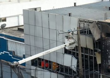 Técnicos de Edesur trabajan en zona de explosión, y centros médicos en San Cristóbal 