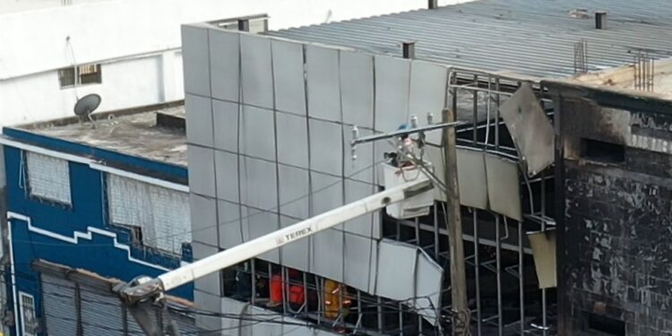 Técnicos de Edesur trabajan en zona de explosión, y centros médicos en San Cristóbal