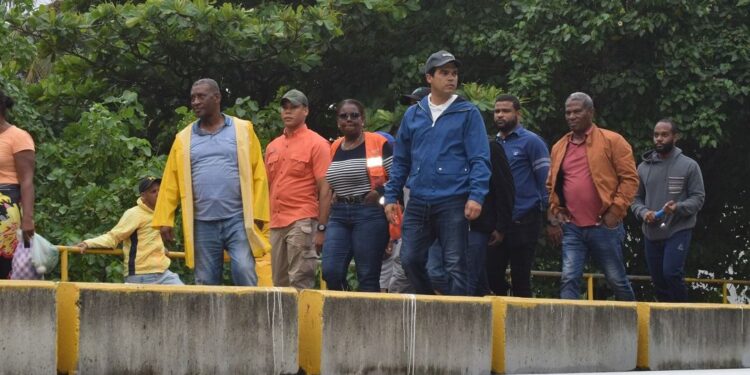 Wellington Arnaud recorre puntos críticos cañadas Bella Vista y Ñagá, en Haina