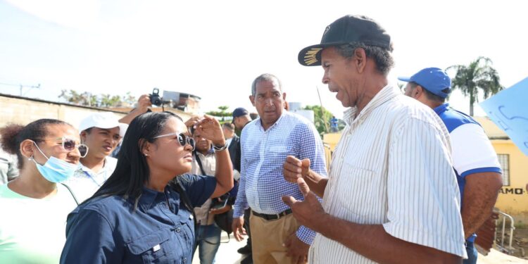 Scarlet Benzan inicia intervención de cañadas y vivienda de SDO
