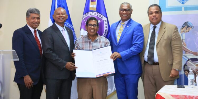 Escuela de Comunicación Social de la UASD reconoce a profesores jubilados