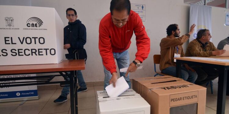 Ecuador aprueba repetir elecciones en el exterior de legisladores