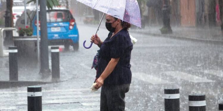 Onamet: Aguaceros y tronadas continúan por vaguada