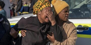 Al menos cinco muertos, entre ellos dos menores, en un tiroteo en el suroeste de Sudáfrica