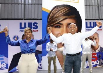 Luz Jiménez celebra concurrido acto en SDE, brinda apoyo político a Bertico Santana