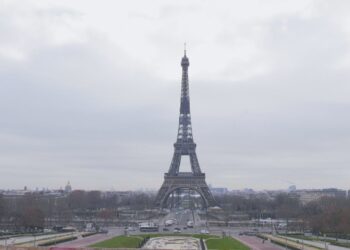 La Fiscalía de París abre una investigación por falsas alertas de bomba en la Torre Eiffel
