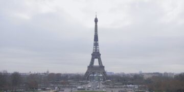 La Fiscalía de París abre una investigación por falsas alertas de bomba en la Torre Eiffel