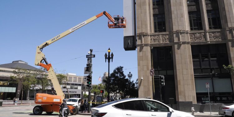 Retiran el letrero gigante del nuevo logotipo de Twitter en San Francisco tras quejas