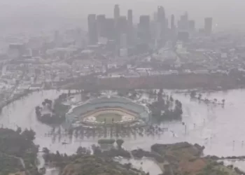 Huracán Hilary deja bajo el agua al Dodger Stadium
