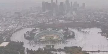 Huracán Hilary deja bajo el agua al Dodger Stadium