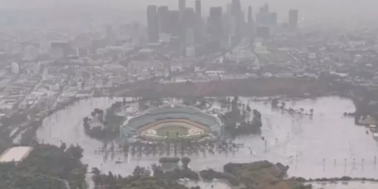 Huracán Hilary deja bajo el agua al Dodger Stadium