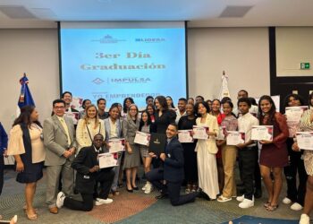 Fundación Impulsa RD en alianza con el MINERD gradúa 30 jóvenes emprendedores