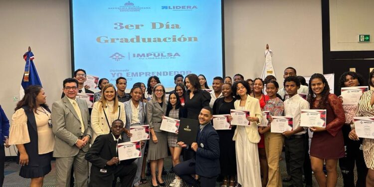 Fundación Impulsa RD en alianza con el MINERD gradúa 30 jóvenes emprendedores