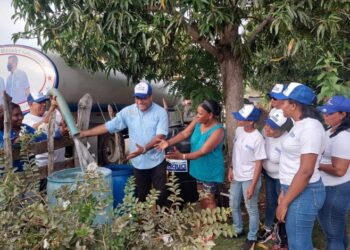 Salvador Holguín lleva agua potable a comunidades en Dajabón