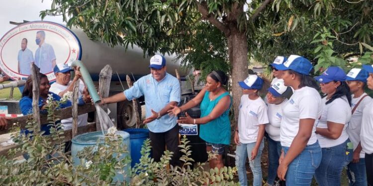 Salvador Holguín lleva agua potable a comunidades en Dajabón
