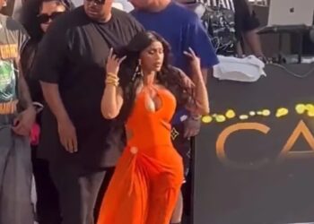 Cardi B será investigada por lanzarle el micrófono a una fanática durante un concierto en Las Vegas