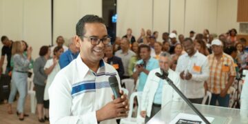 Jhonatan Liriano inicia campaña a diputado presentando propuestas legislativas