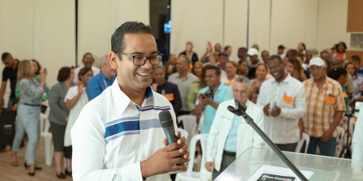 Jhonatan Liriano inicia campaña a diputado presentando propuestas legislativas