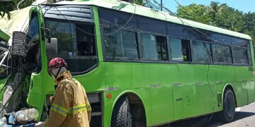 9-1-1 coordina rescate de persona atrapada en accidente de tránsito múltiple en SDE 