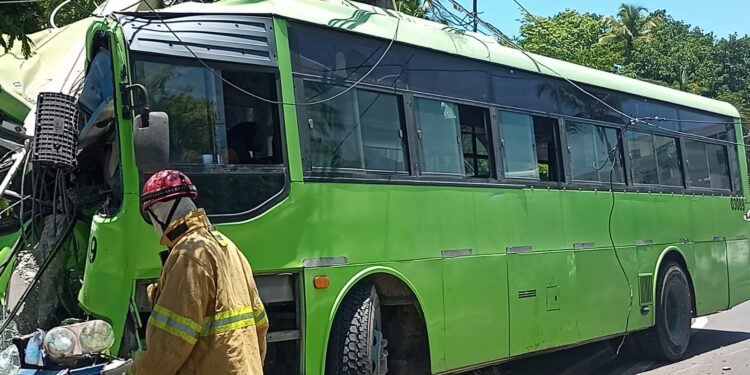 9-1-1 coordina rescate de persona atrapada en accidente de tránsito múltiple en SDE 