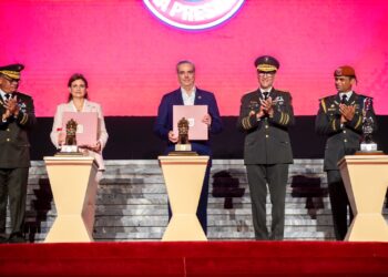 Presidente Abinader y vicepresidenta encabezan acto 76 aniversario del 1.er Regimiento Dominicano Guardia Presidencial