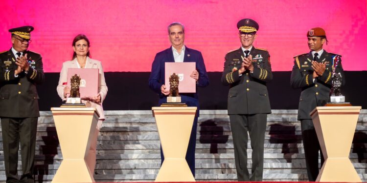 Presidente Abinader y vicepresidenta encabezan acto 76 aniversario del 1.er Regimiento Dominicano Guardia Presidencial