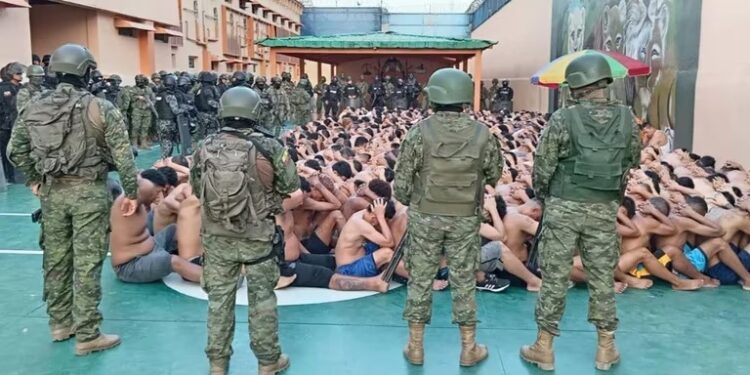 La policía de Ecuador allanó la cárcel más peligrosa del país: Había armas, municiones y drogas