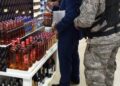 Aduanas encabeza allanamientos contra red de venta de bebidas falsificadas, vencidas y mal etiquetadas