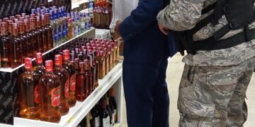 Aduanas encabeza allanamientos contra red de venta de bebidas falsificadas, vencidas y mal etiquetadas