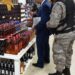 Aduanas encabeza allanamientos contra red de venta de bebidas falsificadas, vencidas y mal etiquetadas