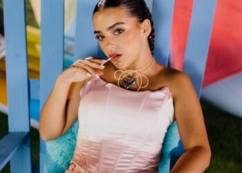 Adri estrena “Verano rosé” de la mano de Warner Music Latina