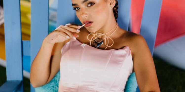 Adri estrena “Verano rosé” de la mano de Warner Music Latina