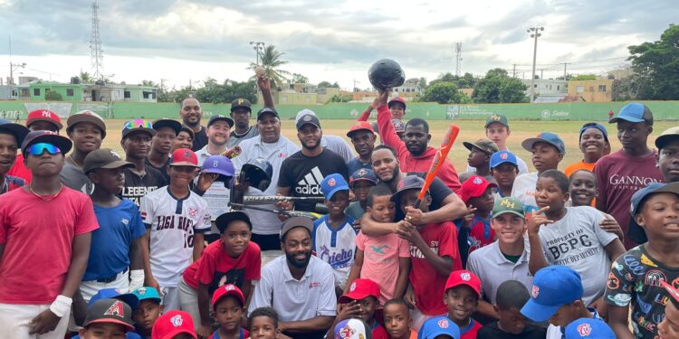 Fundación FYRE y Home Run EEUU entregan útiles deportivos a liga de béisbol en Peravia