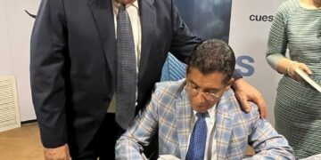 Marcos Cross pone en circulación la obra “Notas  sobre Derecho Consular, experiencia   de un cónsul”