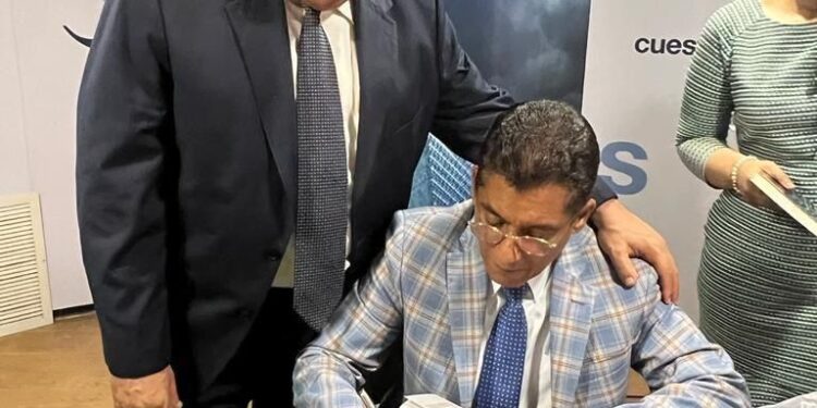 Marcos Cross pone en circulación la obra “Notas  sobre Derecho Consular, experiencia   de un cónsul”