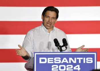 DeSantis pide a Kamala Harris cuidar de que "Biden no se caiga"