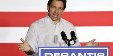 DeSantis pide a Kamala Harris cuidar de que "Biden no se caiga"