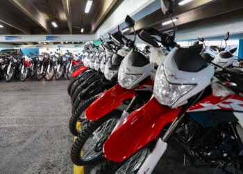 911 entrega 50 nuevas motocicletas a DIGESETT para fortalecer seguridad vial