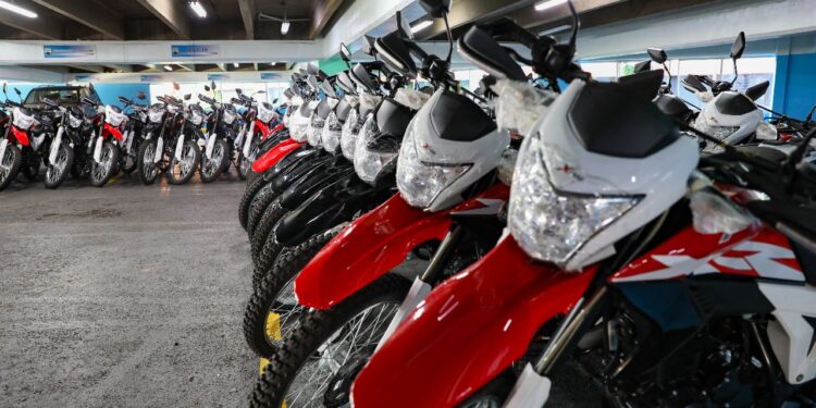 911 entrega 50 nuevas motocicletas a DIGESETT para fortalecer seguridad vial