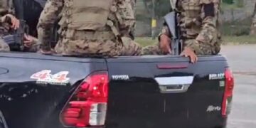 Militares patrullan en vehículo con placa haitiana en Elías Piña; G-2 dice paga impuestos