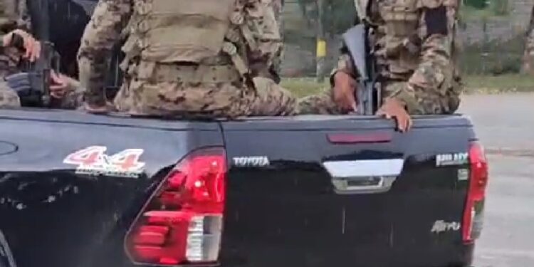 Militares patrullan en vehículo con placa haitiana en Elías Piña; G-2 dice paga impuestos