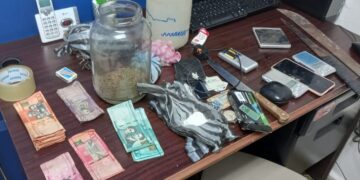 Policía mediante allanamiento apresa cinco personas por posesión de sustancias narcóticas en Pedernales